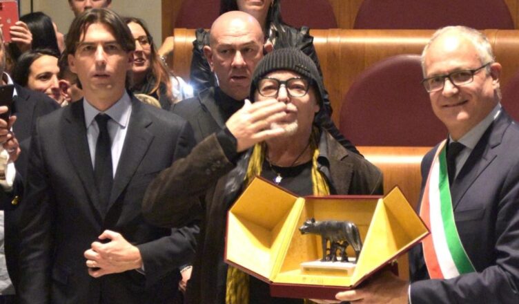 Roma premia Vasco Rossi con la lupa capitolina